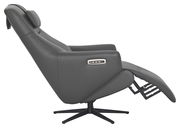 Seitliche Ansicht eines grauen Relaxsessels mit verstellbarer Rückenlehne und Fußstütze, auf einem drehbaren Standfuß.