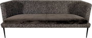 Graues Zweisitzer-Sofa mit strukturierter Bouclé-Optik, dunkelgrauem Sitzkissen und schwarzen Metallbeinen, Frontansicht auf weißem Hintergrund