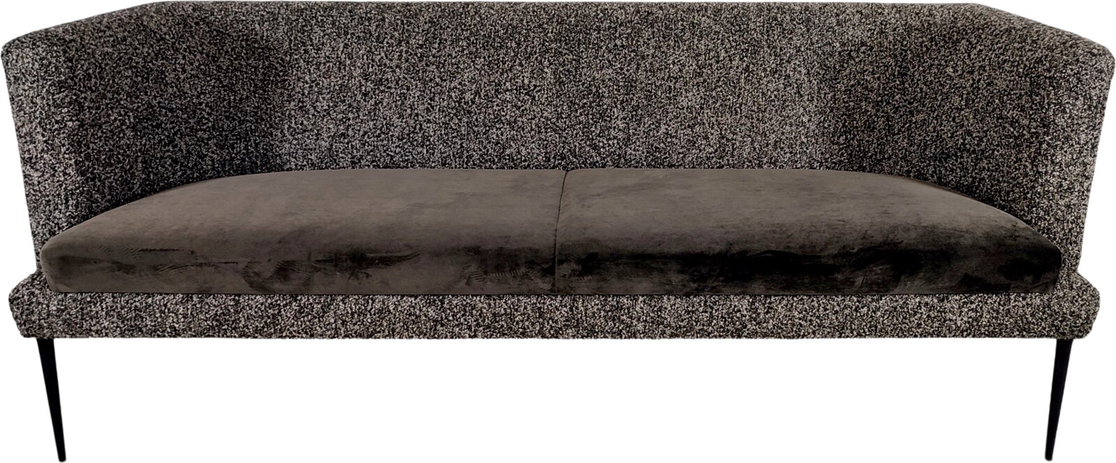 Graues Zweisitzer-Sofa mit strukturierter Bouclé-Optik, dunkelgrauem Sitzkissen und schwarzen Metallbeinen, Frontansicht auf weißem Hintergrund