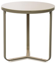 Runder Beistelltisch mit heller Tischplatte und champagnerfarbenem Metallgestell, freigestellt auf Weiß, Frontansicht mit leicht erhöhter Perspektive.