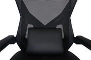Vorderansicht eines Gaming Stuhls mit ergonomischer Rückenlehne und Lendenkissen.