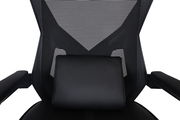 Vorderansicht eines Gaming Stuhls mit ergonomischer Rückenlehne und Lendenkissen.