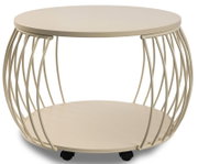 Ronde beige metalen bijzettafel met open draadframe, onderplank en zwenkwielen, gefotografeerd in schuin vooraanzicht op witte achtergrond