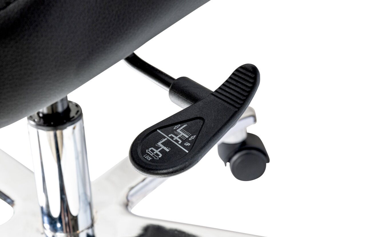 Nahaufnahme eines Chefsessels mit Fokus auf die Hebelmechanik zur Höhenverstellung und Arretierung, seitliche Perspektive.