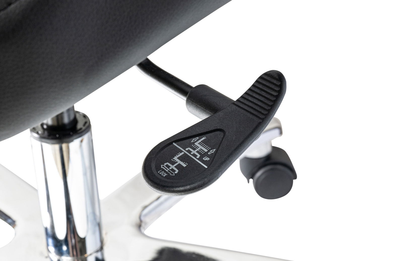 Nahaufnahme eines Chefsessels mit Fokus auf die Hebelmechanik zur Höhenverstellung und Arretierung, seitliche Perspektive.