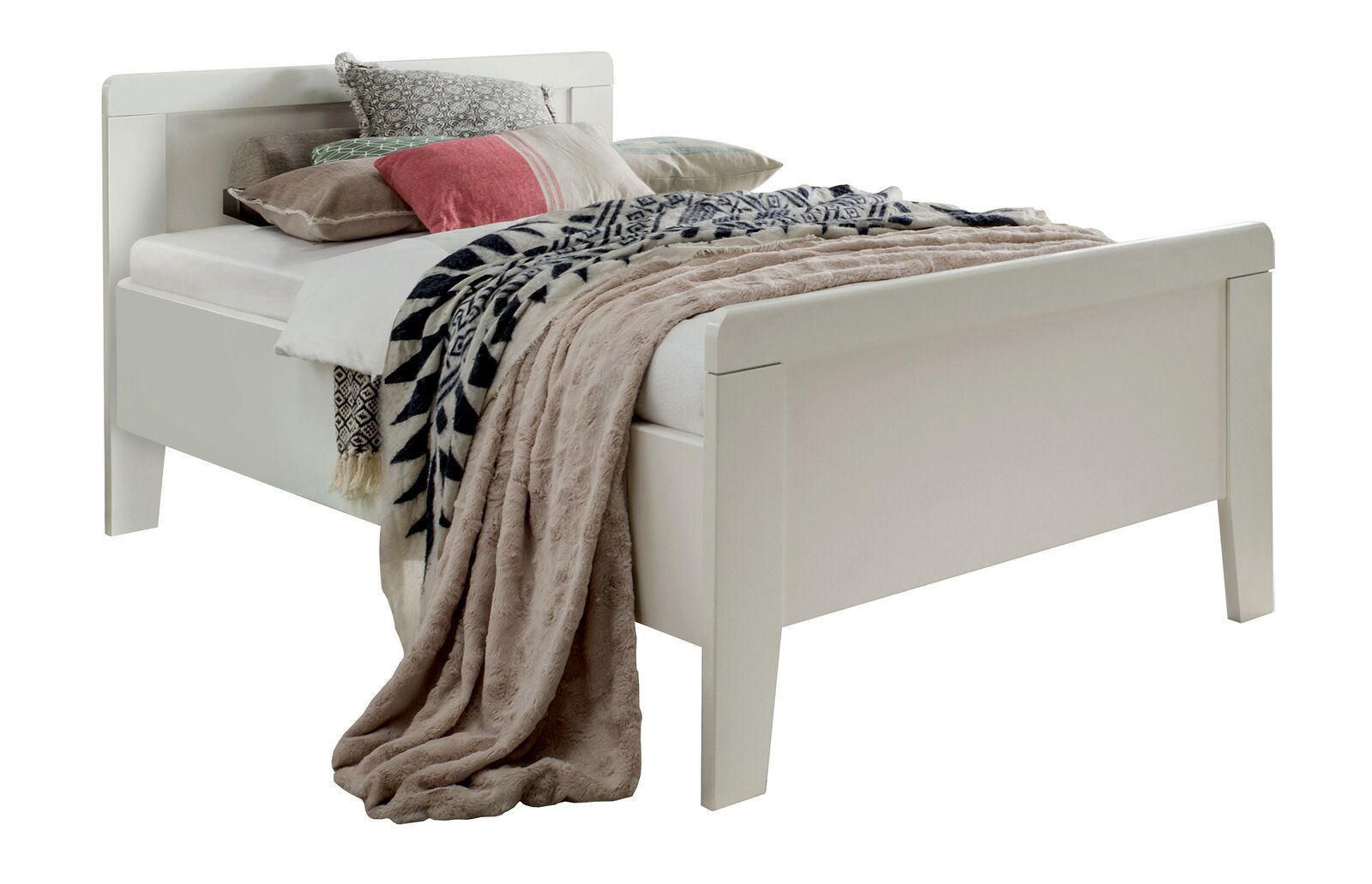 Weißes Bettgestell mit Kopf- und Fußteil, dekoriert mit mehreren Kissen und einer Decke, seitliche Perspektive