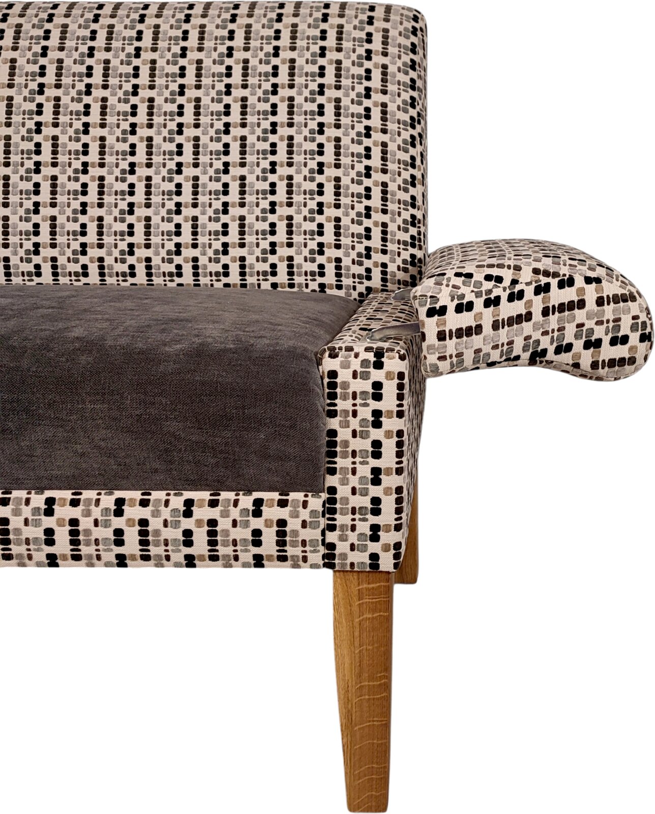 Gepolsterter Sessel mit hoher Rückenlehne, grauer Sitzfläche, gemustertem Bezug in Beige/Schwarz/Grau und Holzbeinen, Detailansicht von vorne rechts mit Armlehne