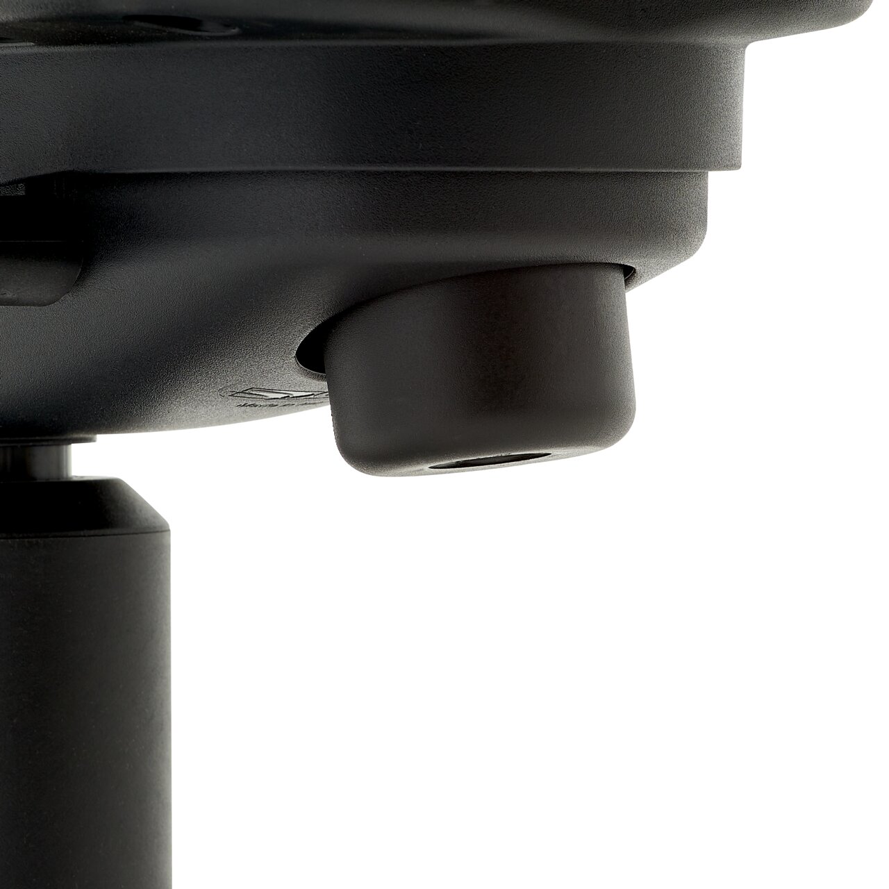 Nahaufnahme der Unterseite eines Gamingstuhls mit Fokus auf die Mechanik.