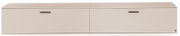 Beiges, minimalistisches Sideboard mit zwei Klapptüren und schwarzen Griffleisten, frontale Ansicht.