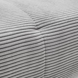 Nahaufnahme einer grauen, gerippten Stoffoberfläche eines Ecksofas aus der Perspektive von oben.