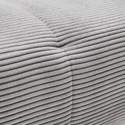 Nahaufnahme einer grauen, gerippten Stoffoberfläche eines Ecksofas aus der Perspektive von oben.