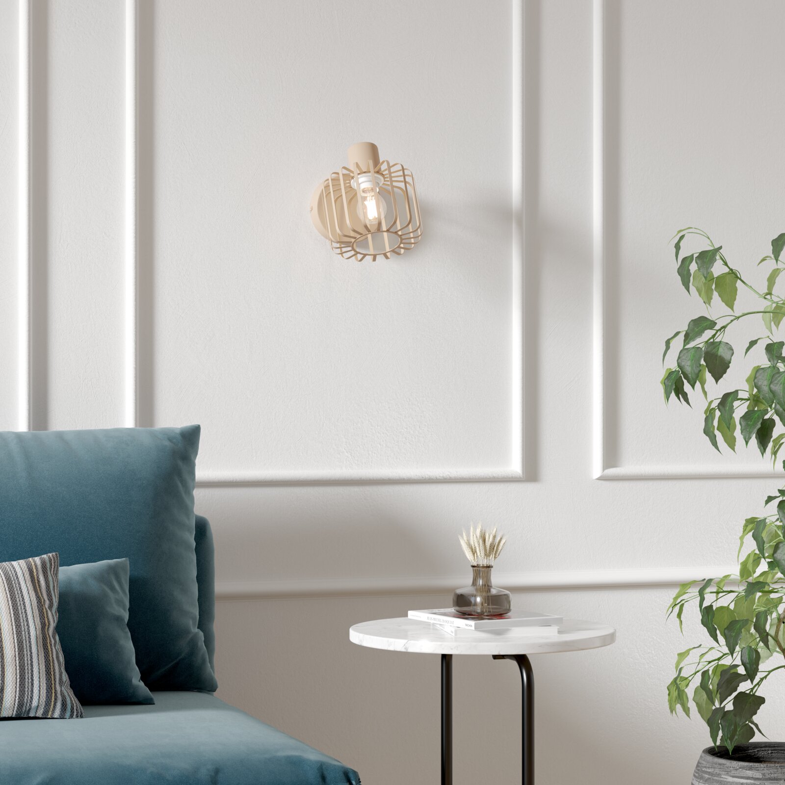 Beige Wandleuchte mit offenem Drahtkäfig-Schirm und sichtbarem Leuchtmittel an heller Wand im Wohnzimmer, frontale Ansicht leicht von unten