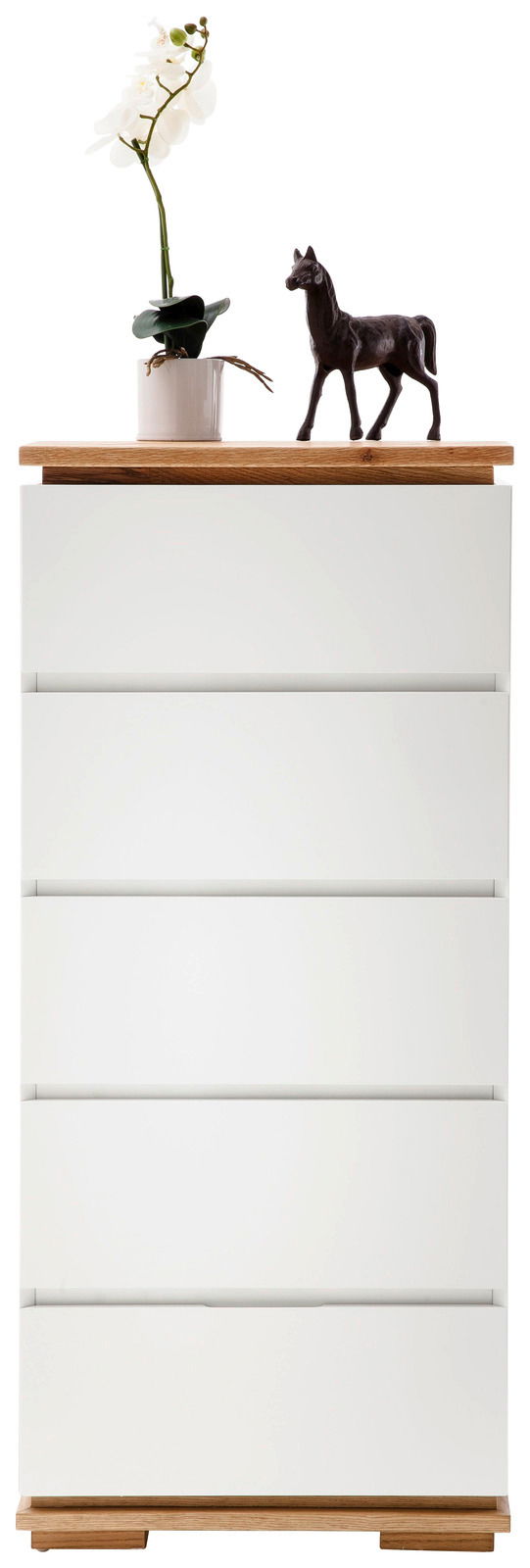 Hochkommode CHIARO in weiß mit Holzdetails, dekoriert mit einer Orchidee und einer Pferdefigur, Frontalansicht