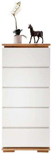 Hochkommode CHIARO in weiß mit Holzdetails, dekoriert mit einer Orchidee und einer Pferdefigur, Frontalansicht
