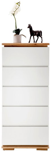 Hochkommode CHIARO in weiß mit Holzdetails, dekoriert mit einer Orchidee und einer Pferdefigur, Frontalansicht