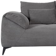 Graues Sofa mit Kordbezug, Ansicht von der linken Seite mit Armlehne und Kissen.