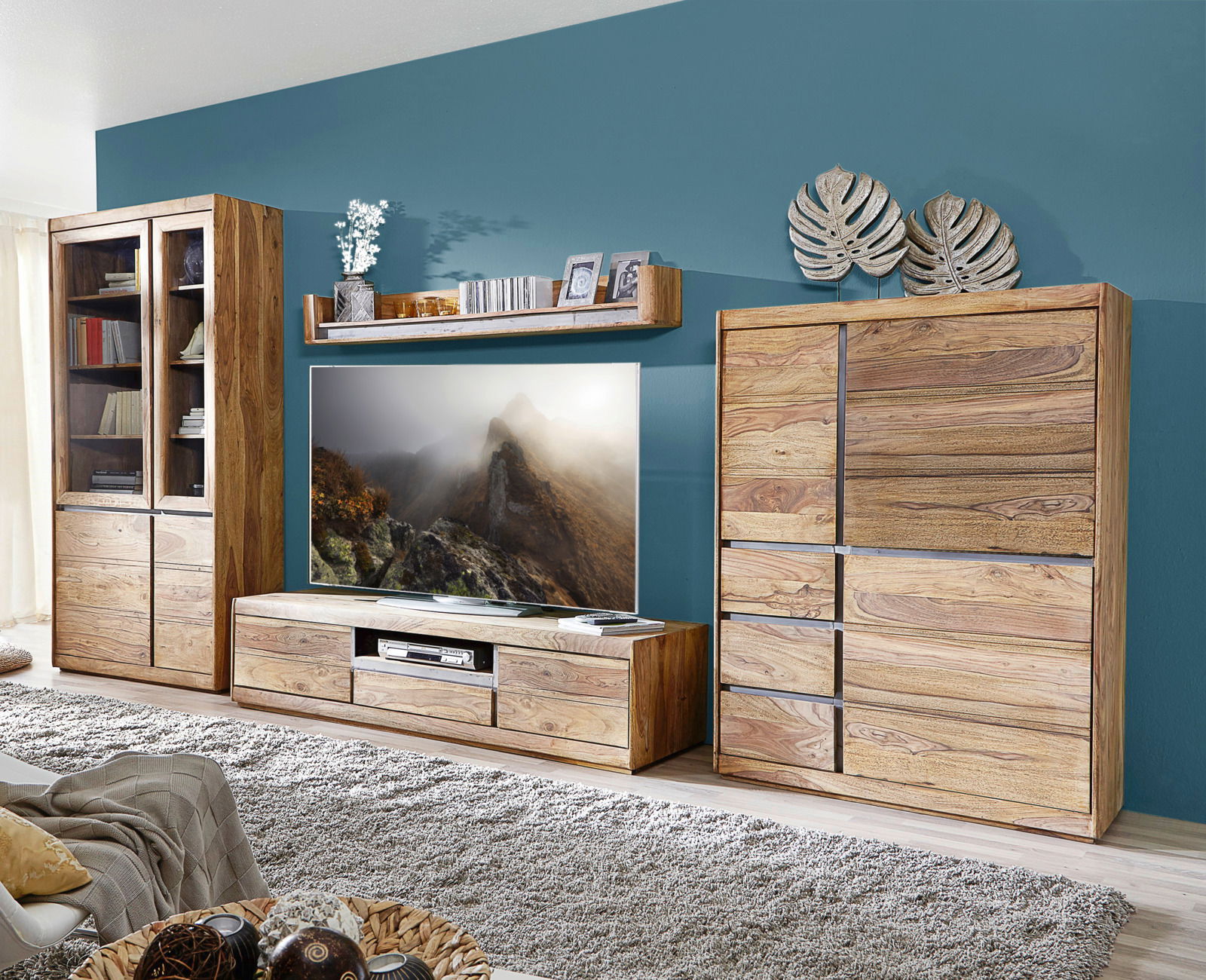 Wohnzimmermöbel-Set aus Holz mit Vitrine, TV-Bank und Regal, frontal betrachtet.