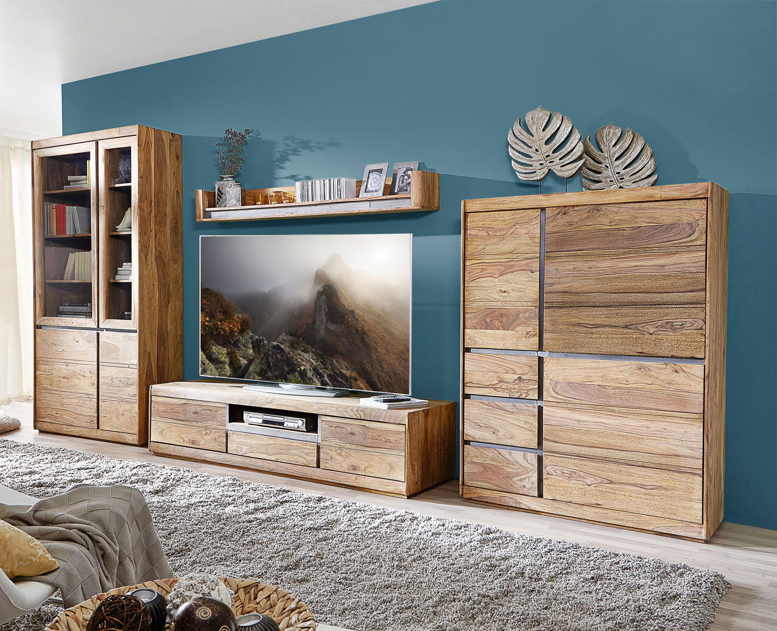 Wohnzimmermöbel-Set aus Holz mit Vitrine, TV-Bank und Regal, frontal betrachtet.