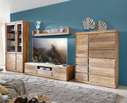 Wohnzimmermöbel-Set aus Holz mit Vitrine, TV-Bank und Regal, frontal betrachtet.