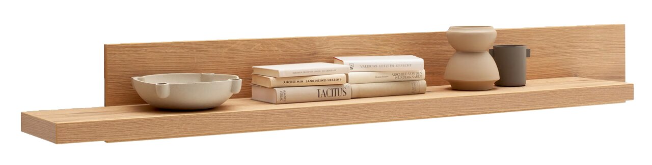 Z2 Wandboard MONITZ Langes Wandregal aus Holz in Eichenoptik mit Rückwand, dekoriert mit Schale, Büchern, Vase und Becher, frontal in leichter Seitenansicht