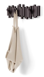 Moderne Wandgarderobe mit geometrischem Design, frontal betrachtet, mit einem beigen Stoffbeutel daran hängend.