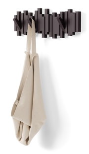 Moderne Wandgarderobe mit geometrischem Design, frontal betrachtet, mit einem beigen Stoffbeutel daran hängend.