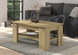 Holz-Couchtisch in einem modernen Wohnzimmer, seitliche Perspektive