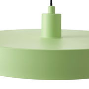 Grüne Hängeleuchte aus seitlicher Perspektive