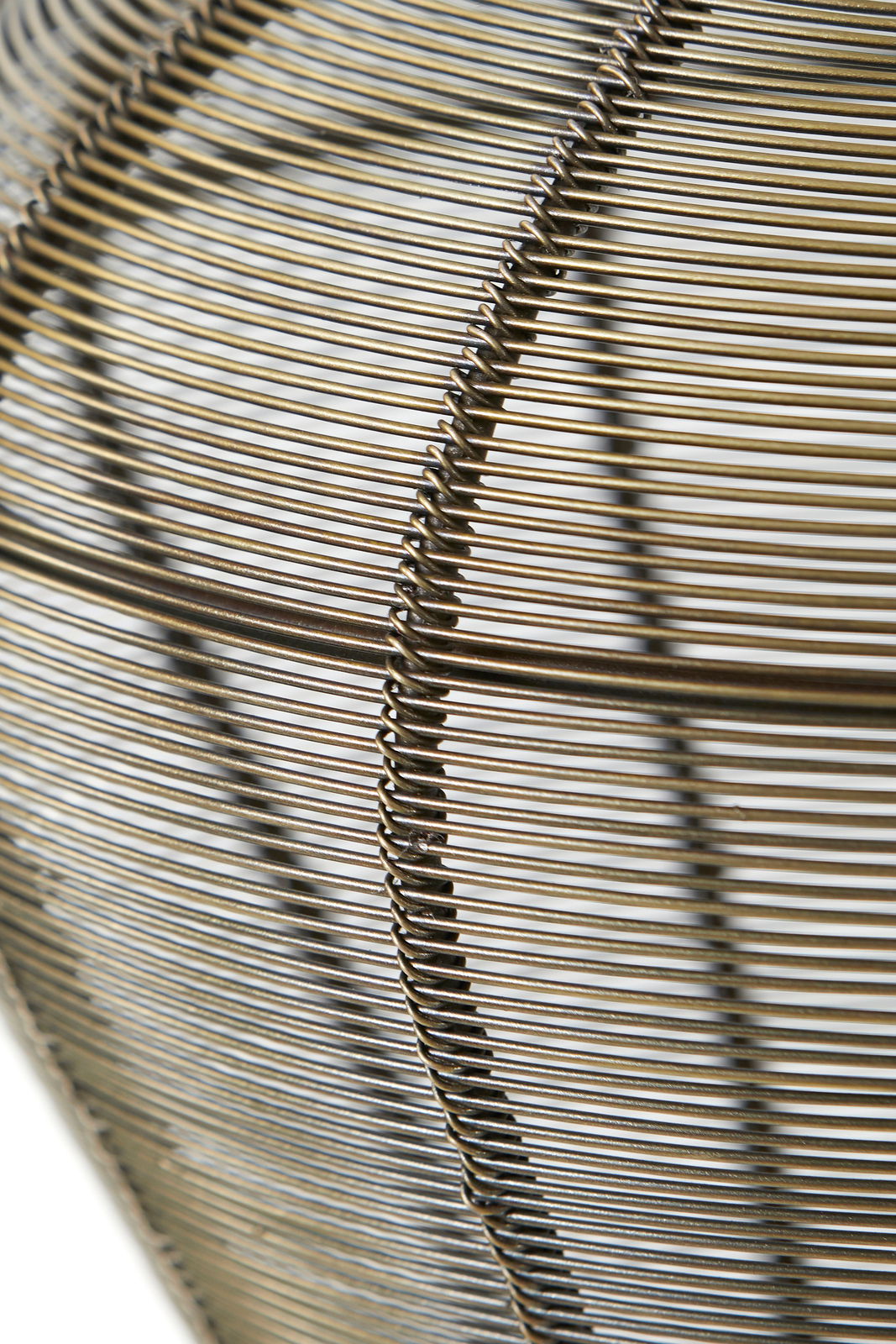 Nahaufnahme einer Hängeleuchte mit einem filigranen, metallischen Drahtdesign in seitlicher Perspektive.