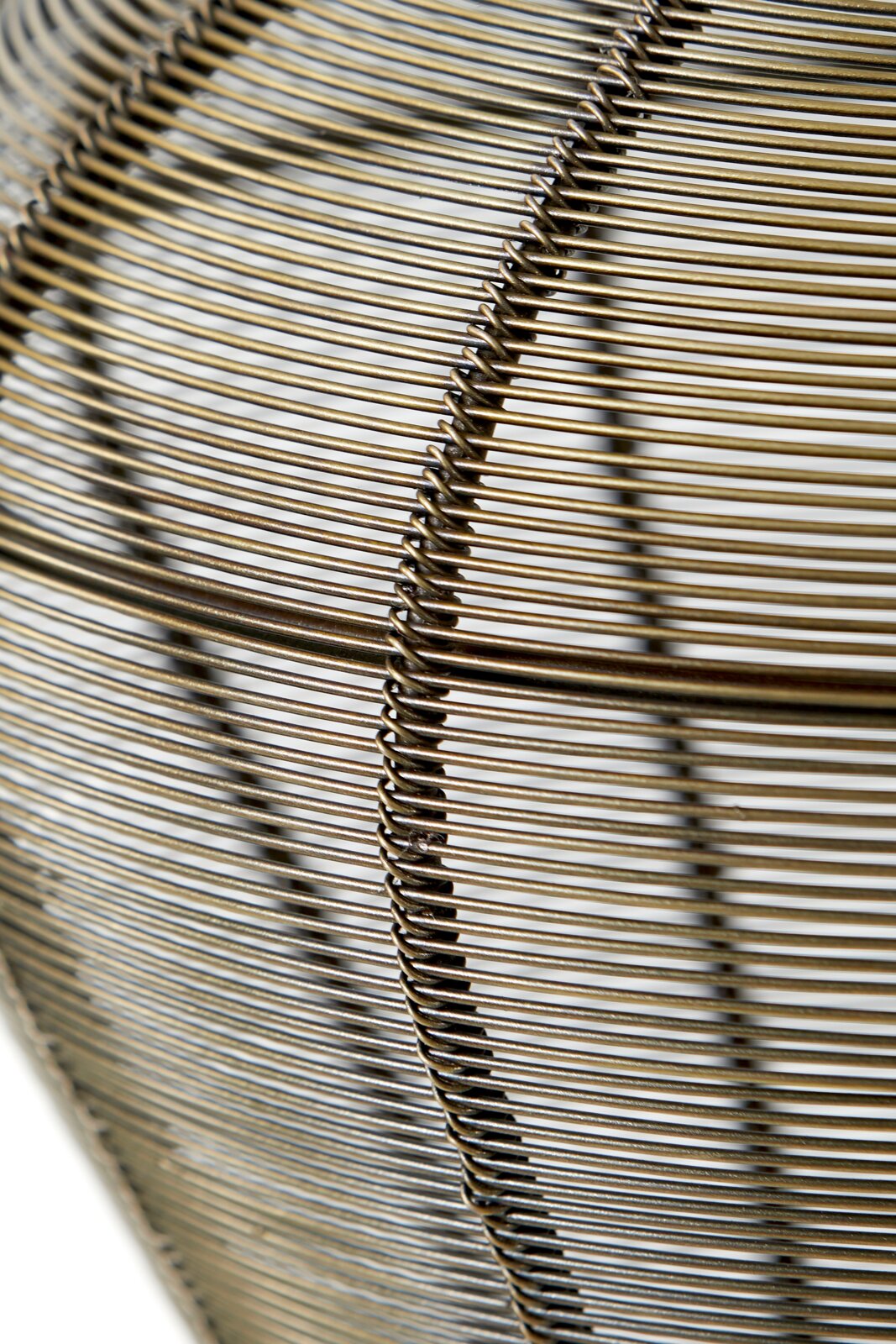 Close-up van een hanglamp met een filigraan, metalen draadontwerp, gezien vanuit een zijaanzicht.