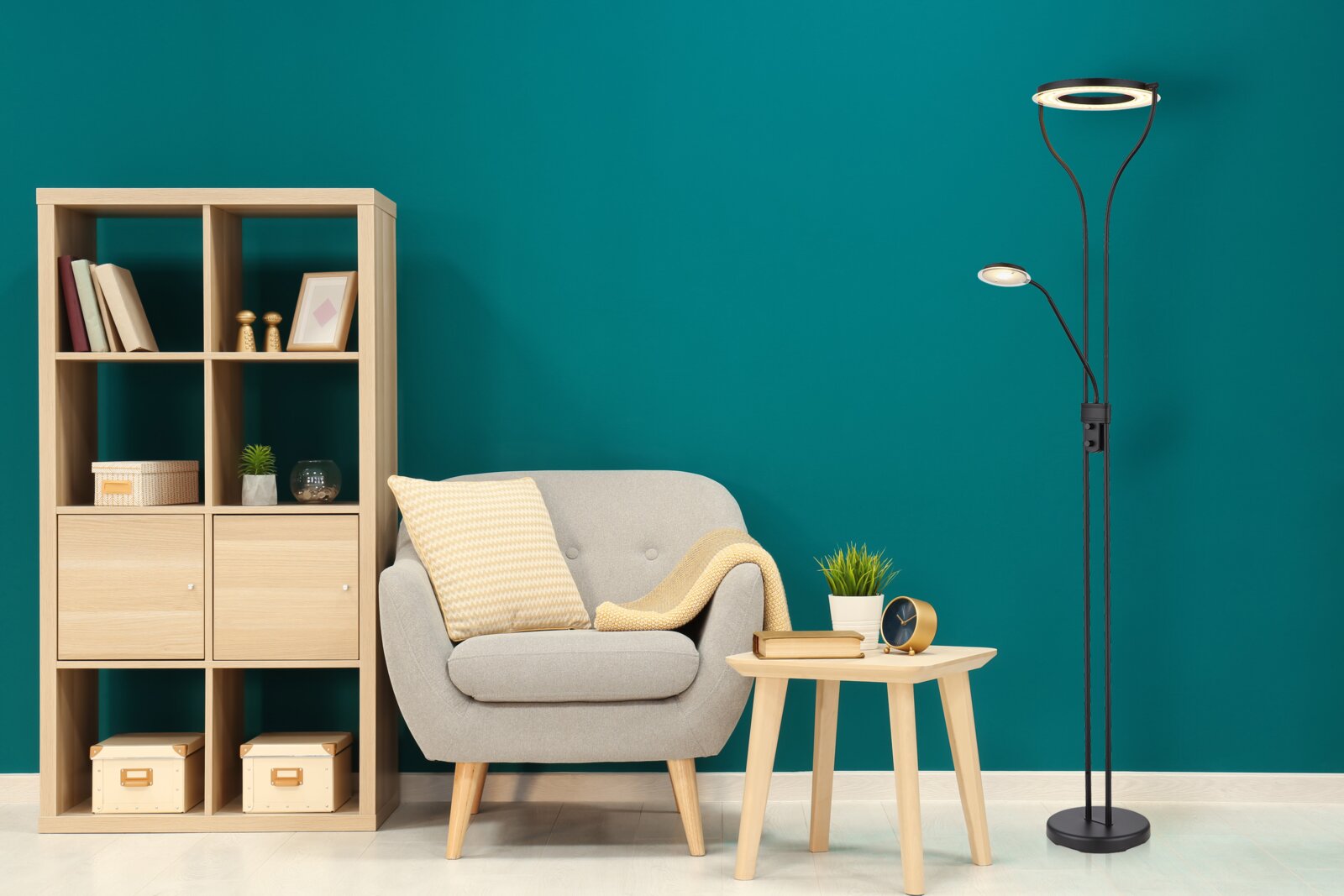 Moderner Deckenfluter Globo Lighting EBRO in einem stilvollen Wohnzimmer, seitliche Perspektive