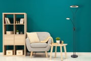Moderner Deckenfluter Globo Lighting EBRO in einem stilvollen Wohnzimmer, seitliche Perspektive