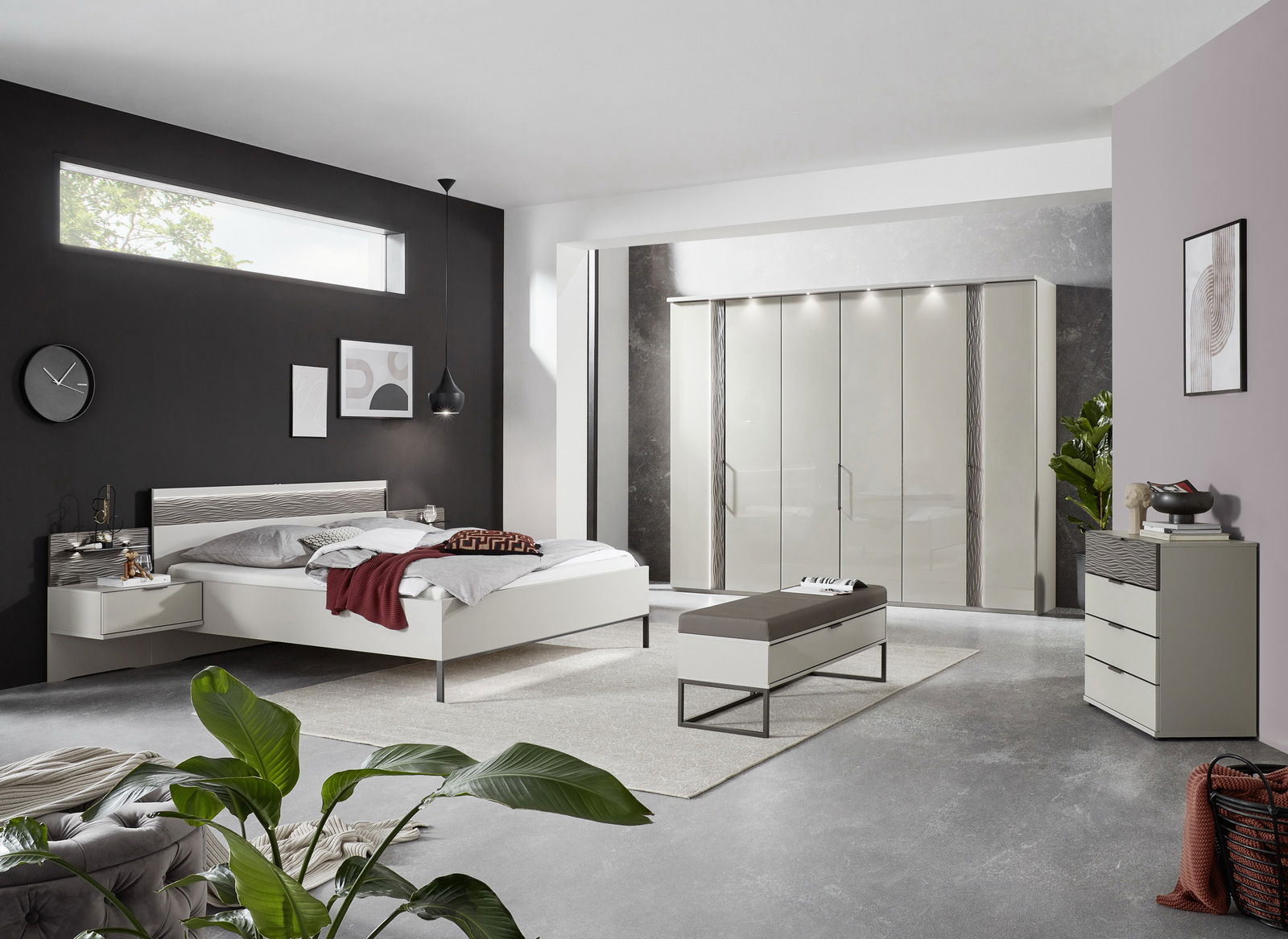 Moderne Schubkastenkommode in einem stilvollen Schlafzimmer, seitliche Perspektive