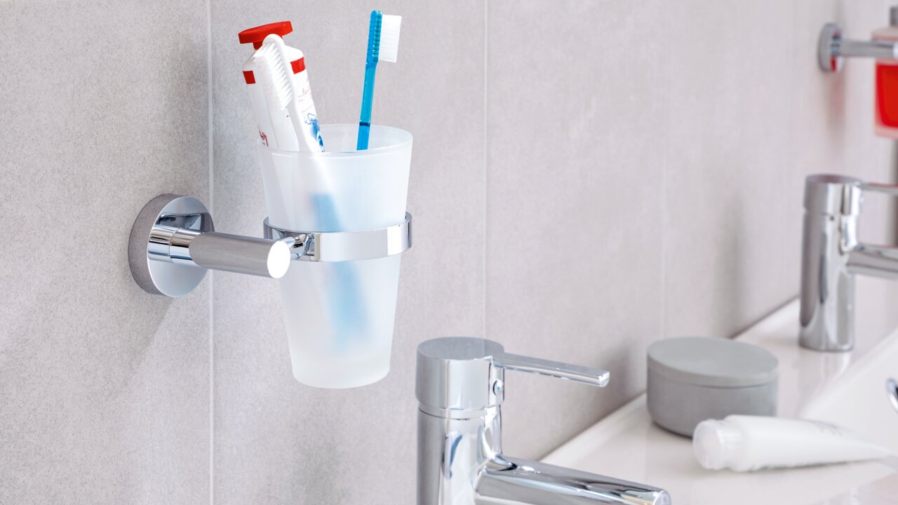 Tesa Zahnputzbecherhalter EXXCELLENT Wandmontierter Zahnputzbecherhalter aus Chrom mit Zahnputzbecher, Zahnbürste und Zahnpasta, seitliche Perspektive