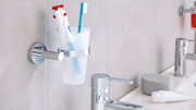 Wandgemonteerde tandenborstelhouder van chroom, inclusief tandenborstelbeker, tandenborstel en tandpasta, zijaanzicht