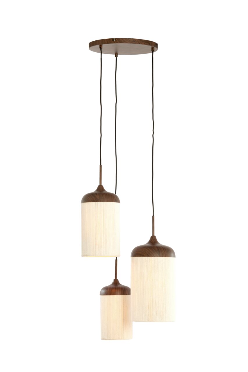 Hanglamp met drie lampen en een ronde plafondplaat in houtlook, drie cilindervormige stoffen kappen die op verschillende hoogtes hangen in crèmekleur, en donkere kabels vooraanzicht licht van onderaf tegen een witte achtergrond