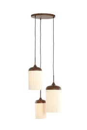 Hanglamp met drie lampen en een ronde plafondplaat in houtlook, drie cilindervormige stoffen kappen die op verschillende hoogtes hangen in crèmekleur, en donkere kabels; vooraanzicht licht van onderaf tegen een witte achtergrond