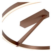Moderne LED-Deckenleuchte in Ringform aus gebürstetem Metall in Bronze/Kupferoptik mit warmweißem Licht, Detailansicht aus schräger Untersicht auf Baldachin und Leuchtenarm vor weißem Hintergrund