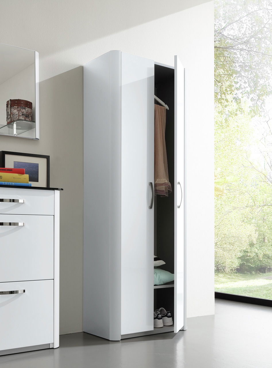 Weißer Mehrzweckschrank mit teilweise geöffneter Tür, zeigt Innenraum mit Kleiderstange und Regalböden, seitliche Perspektive