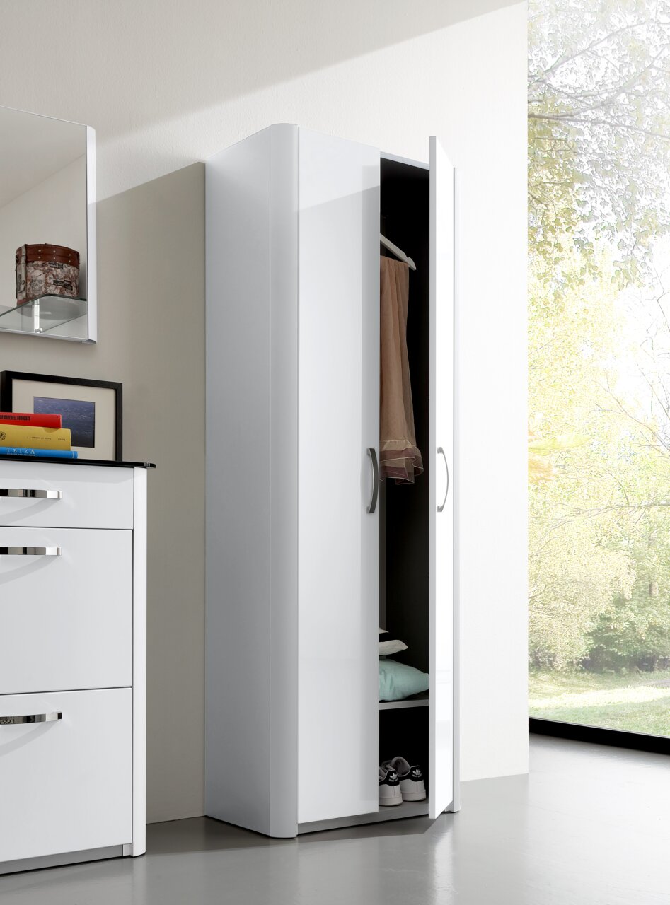 Weißer Mehrzweckschrank mit teilweise geöffneter Tür, zeigt Innenraum mit Kleiderstange und Regalböden, seitliche Perspektive