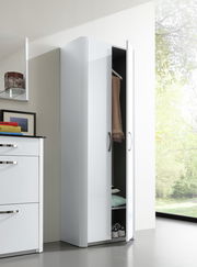 Weißer Mehrzweckschrank mit teilweise geöffneter Tür, zeigt Innenraum mit Kleiderstange und Regalböden, seitliche Perspektive