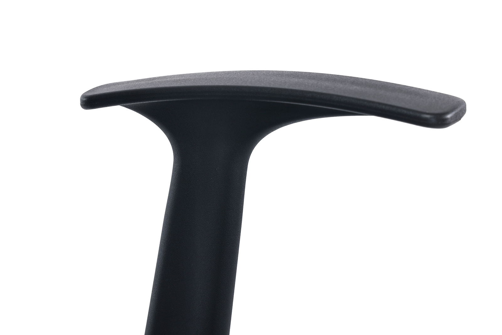 Nahaufnahme einer schwarzen Armlehne eines Drehstuhls von der Seite