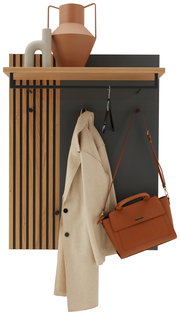 Vorderansicht eines modernen Garderoben-Sets mit Holzelementen, Haken für Mäntel und Taschen, sowie einer Ablage mit dekorativen Vasen.