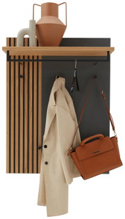 Vorderansicht eines modernen Garderoben-Sets mit Holzelementen, Haken für Mäntel und Taschen, sowie einer Ablage mit dekorativen Vasen.