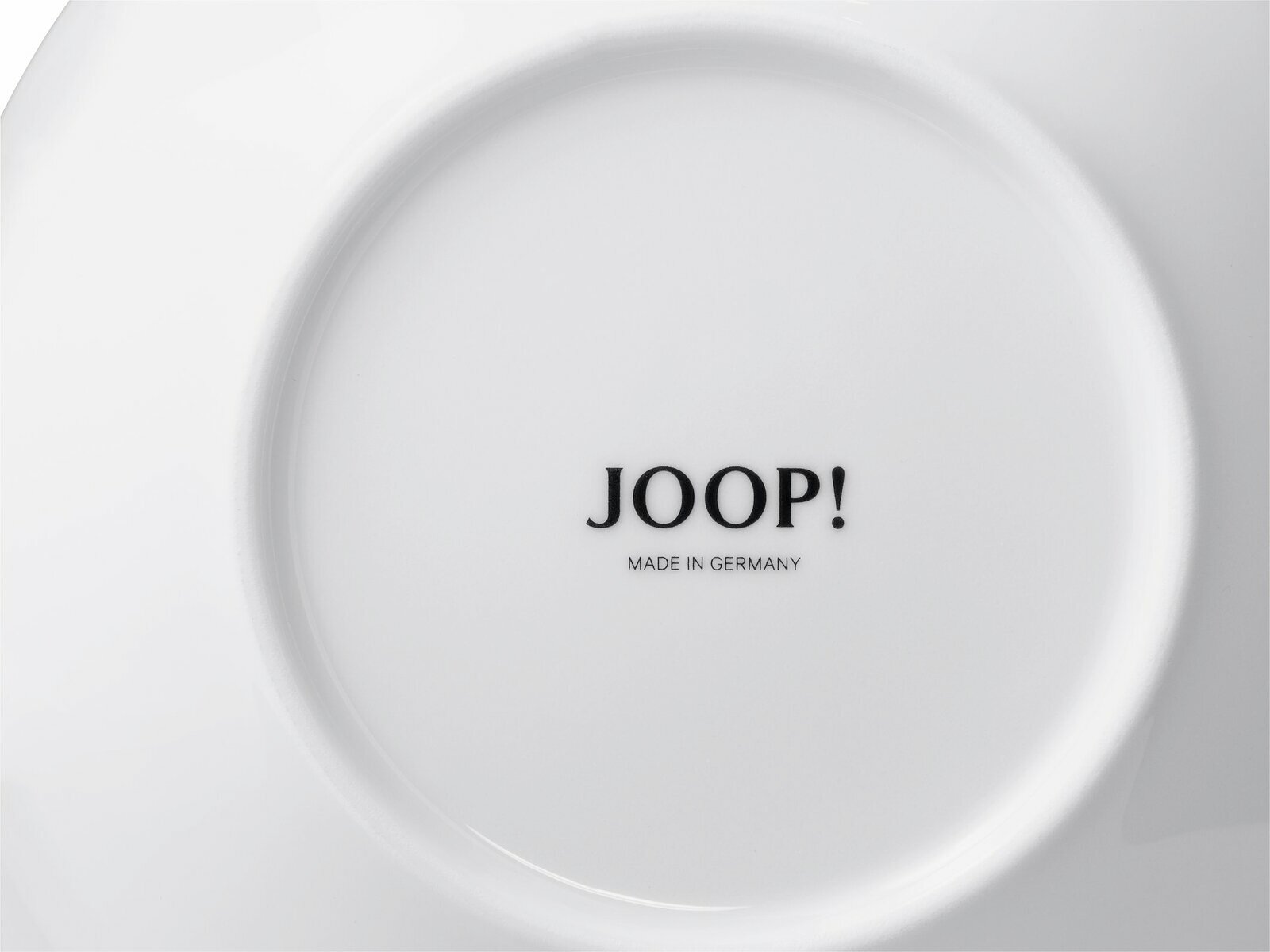 Rückansicht eines weißen Platztellers mit der Aufschrift 'JOOP! MADE IN GERMANY'.