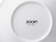 Rückansicht eines weißen Platztellers mit der Aufschrift 'JOOP! MADE IN GERMANY'.