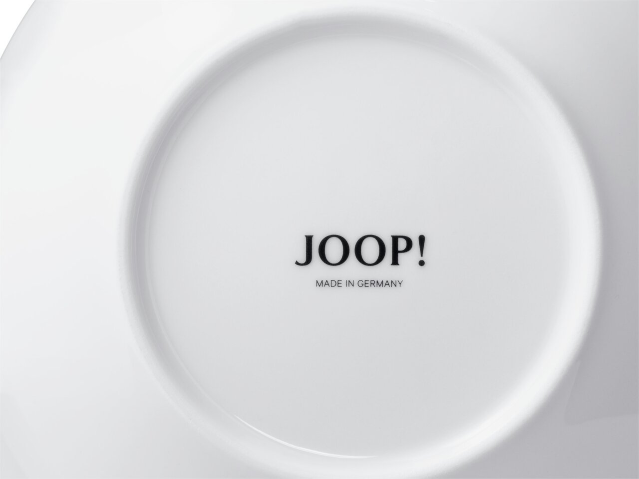 Rückansicht eines weißen Platztellers mit der Aufschrift 'JOOP! MADE IN GERMANY'.