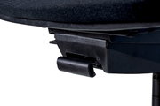 Nahaufnahme der Unterseite eines Bürostuhls mit Fokus auf den Mechanismus zur Höhenverstellung.