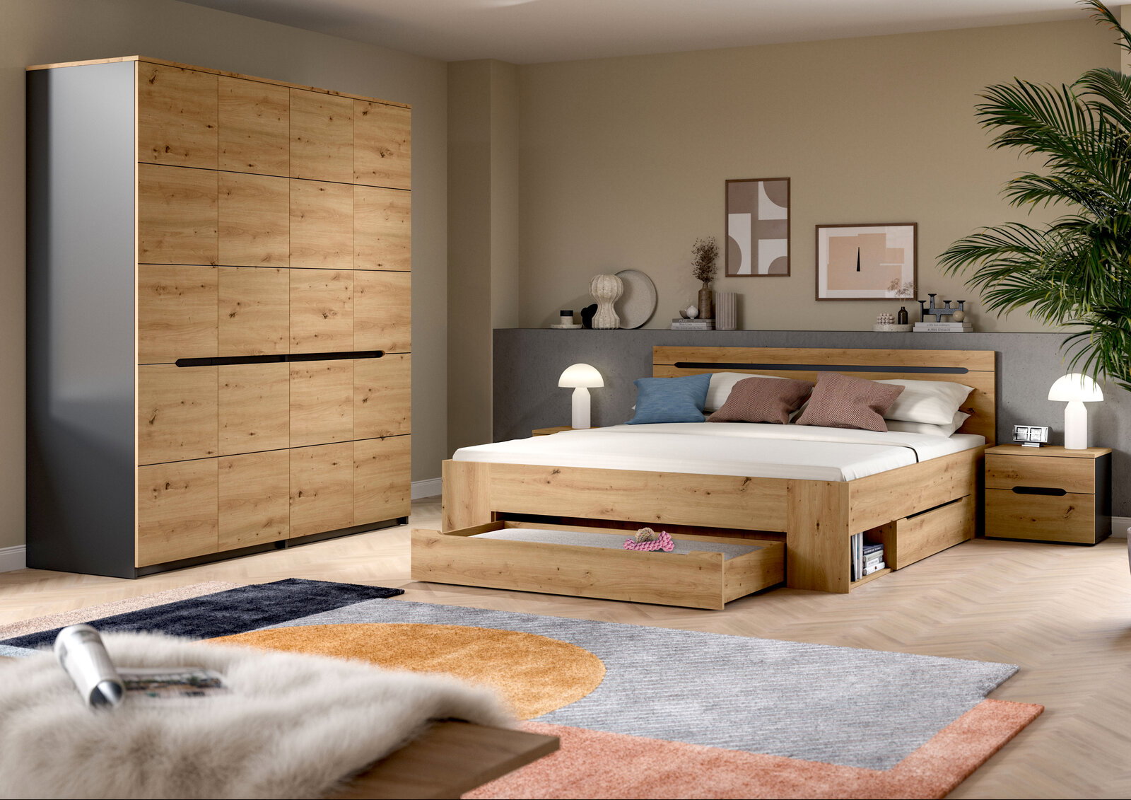 Modernes Schlafzimmer-Set aus hellem Holz mit Bett inklusive ausziehbarem Bettkasten, Nachttisch und großem Kleiderschrank, fotografiert in schräger Frontansicht aus leicht erhöhter Perspektive.