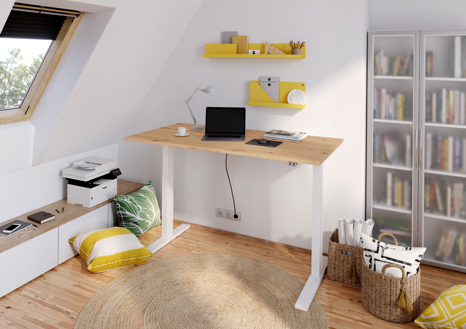 Moderner höhenverstellbarer E-Schreibtisch in einem hellen Dachzimmer, mit Holzplatte und weißen Beinen, umgeben von Regalen und Dekorationen, aus seitlicher Perspektive.